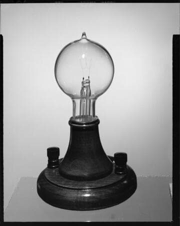 Antique style light bulb