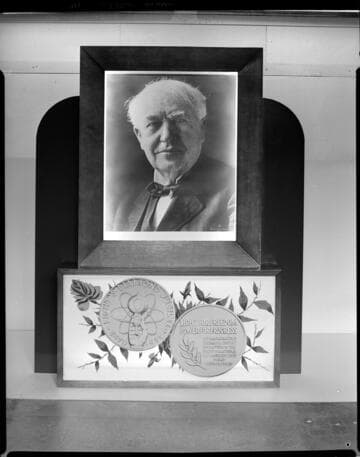 Medal commemorating the 75th anniversary of Thomas Edison's development of the first electric light bulb
