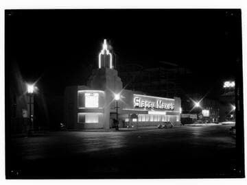 Night view of Slapsy Maxie's, Hollywood, Ca