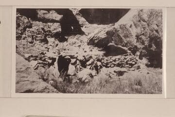 Abandoned hogan and Shinarump conglomerate on Nokai Creek at point several miles above mouth of creek