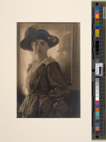 Portrait of Eulalia Richardson with large hat, Tropico