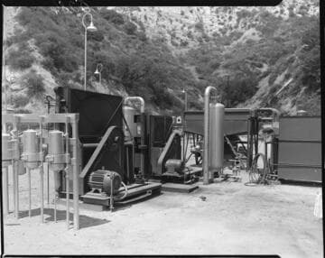 Pipes and pumps in oil field