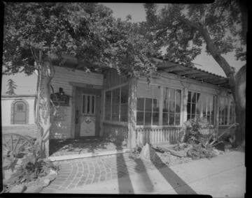 Restaurant with sign "Exclusively a Dinnerhouse"